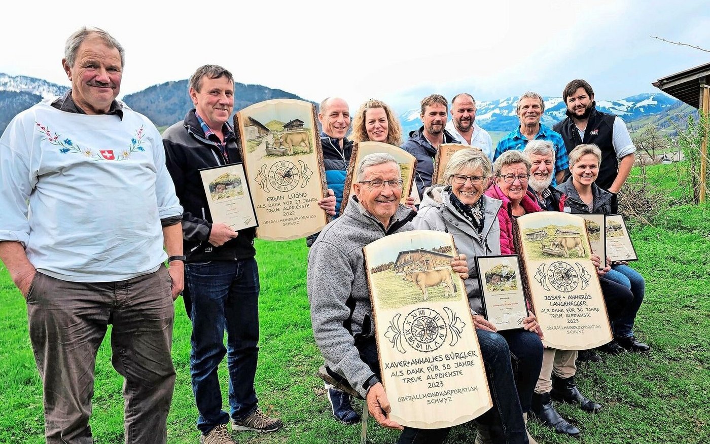 Präsident Josef Schuler (l.) mit den Geehrten, Theo Pfyl (OAK) und dem neuen Vorstandsmitglied Dominik Hämmerli.