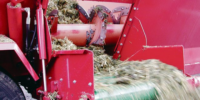 Mit einem Futtermischwagen erreicht man für jede Kuh eine homogene Ration. (Bild BauZ)