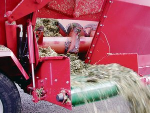 Mit einem Futtermischwagen erreicht man für jede Kuh eine homogene Ration. (Bild BauZ)