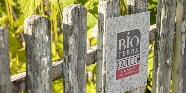 Die Tafel besagt: Dieser Garten ist bewusst nach ökologischen Kriterien gestaltet und hier wird auf chemisch-synthetische Dünger, Pestizide und Torf verzichtet. (Bild Bioterra)