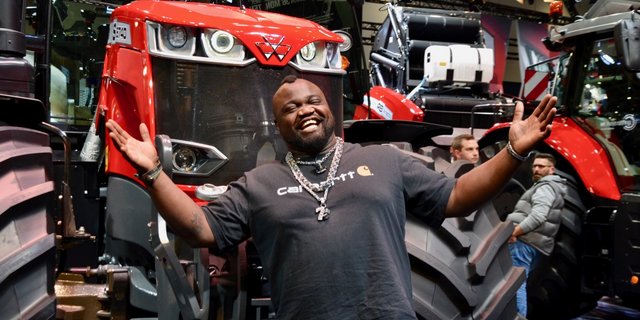   «Soll ich eine Christbaum-Pose machen?»: Neben seinem auffälligen Erscheinungsbild tragen wohl auch Keno Veiths Humor und seine Freude an Menschen zu seinem Erfolg auf Social Media bei. (Bild jba)