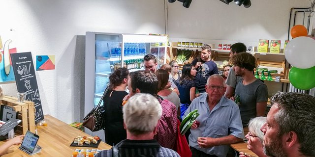 Gut gefüllt: Das Eröffnungsapéro des «Gmüesgarte» in Bern füllte den kleinen Keller kurzerhand (Bild hja)