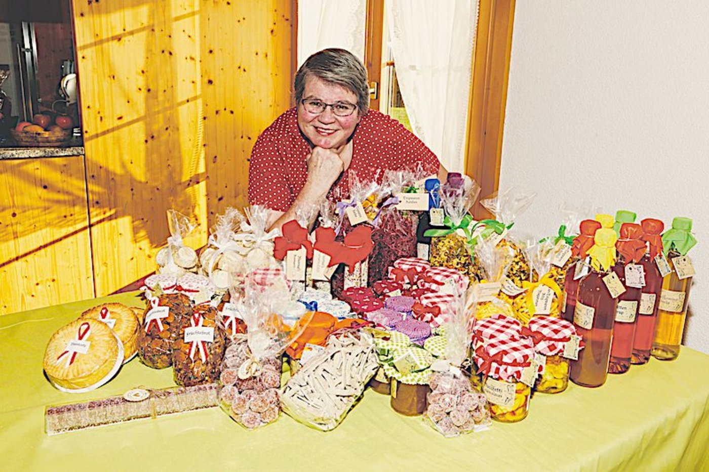 Hinter diesen Produkten – handgefertigt und mit Liebe etikettiert und dekoriert – steckt Maya Keiser, eine Bäuerin mit Ideen ohne Grenzen. (Bild Erika Rebsamen)