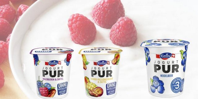 Joghurtpur gibt es seit 2013. Seit 2021 gibt es unter diesem Namen neu auch eine Linie mit Joghurts, die ohne Zucker hergestellt werden. Für die nötige Süsse sorgen Datteln. (Bilder Emmi / Schäferle via Pixabay)