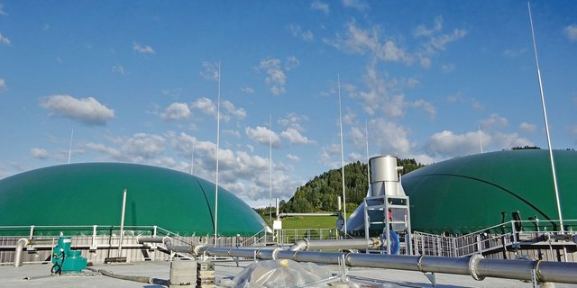 Vom CO2-Gesetz können dank Förderbeiträgen auch landwirtschaftliche Biogasanlagen profitieren. (Bild aem)