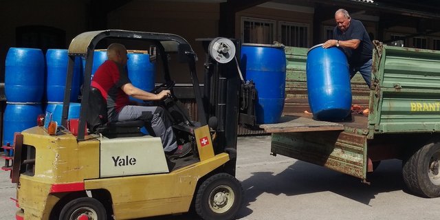 Josef von Rickenbach aus Steinen (rechts) bei der Ablieferung der letzten Brennkirschen bei der Destillerie Fassbind AG in Arth. (Bilder zVg)