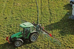 Tipps für eine gute Nachbarschaft: Eine "Whatsapp" vor dem Güllen hilft Gute Praxis: Im Talgebiet und Siedlungsnähe soll Gülle mit dem Schleppschlauch ausgebracht werden.(Archivbild BauZ)