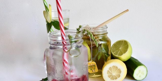 Um Wasser, Sirup oder Tee zum Drink umzugestallten braucht  es ein paar Kräuter, Zitrone und Beeren. (Bild et)