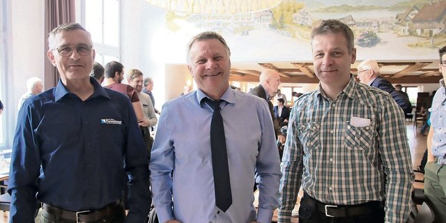 Kantonsforstingenieur Kurt Hollenstein (links), sein Vorgänger Koni Nötzli (rechts) sowie Präsident Kaspar Reutimann.