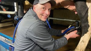 Passionierter Züchter und Milchproduzent: Christophe Noël ist jeden Tag im Melkstand.  