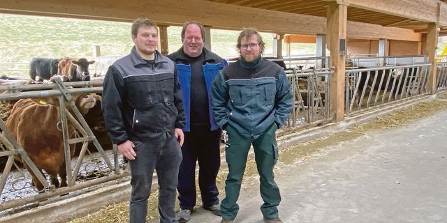 Unternehmerische Familie: Michel Soltermann (Mitte) mit seinen Söhnen Luc (l.) und Max. Die Munimast ist eines von drei Standbeinen des Betriebs in Mézery-près-Donneloye. 