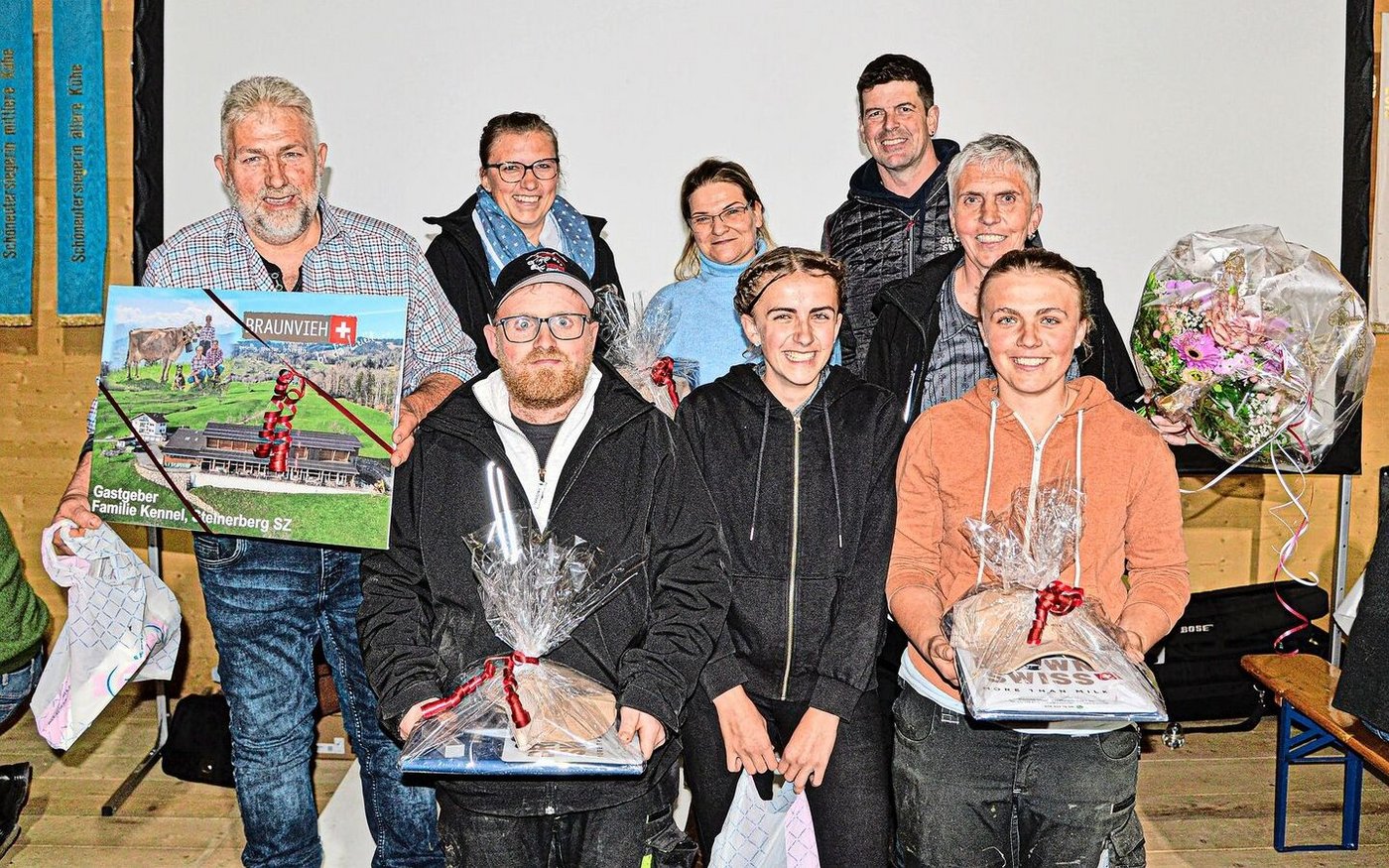 Die Gastgeberfamilie Regula und Markus Kennel mit ihren vier Kindern, dem Braunvieh-Schweiz-Präsidenten Adi Arnold und Referentin Corinne Bähler (ganz hinten, Erster und Zweite v. r.).