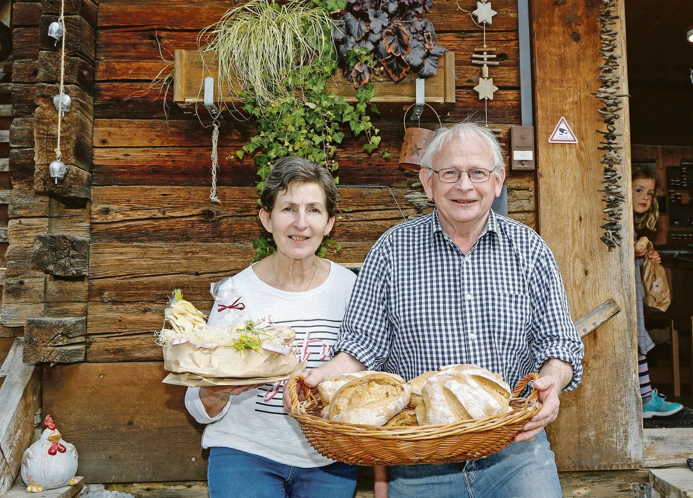 Margrit und Sepp Aufdermauer mit Produkten aus ihrer Spycher-Bachstube. (Bild Erika Rebsamen)