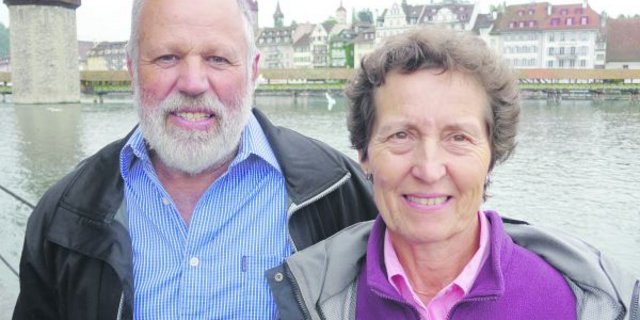 Josy und Werner Lang vor heimatlicher Kulisse in Luzern. Sie mögen ihre Heimat, aber die Agrarpolitik verstehen sie nicht mehr: Dass man den Bauern in dieser futterwüchsigen Gegend Geld gibt, um das Gras länger stehen zu lassen, ist für sie unbegreiflich. (Bild akr)