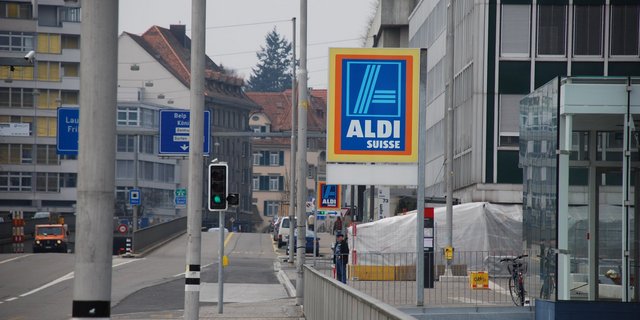 Mit dem neuen «Fair Milk»-Label will Aldi höhere Milchpreise als die Konkurrenz garantieren. (Bild BauZ)