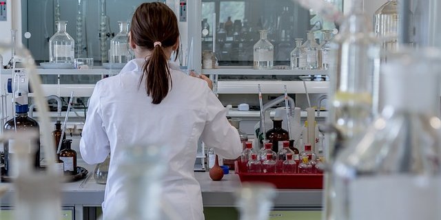 Arbeiten im Labor unterstützen schlussendlich das Arbeiten auf dem Feld. (Bild pixabay)