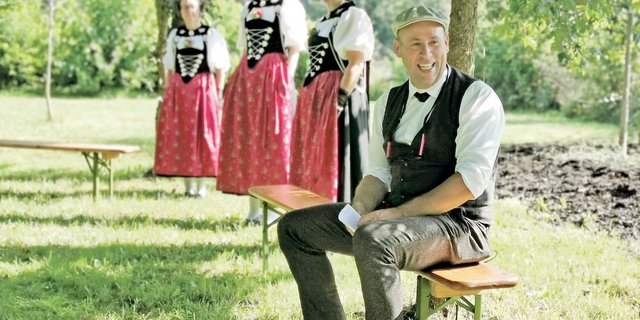 Ueli Ramseier bewirtschaftet in Hinterkappelen einen kleinen Landwirtschaftsbetrieb. Er muss innovativ sein, um zu überleben.  Er produziert die Seide für die neuen Trachtenschürzen der Berner Sonntagstracht im Hintergrund. (Bild BauZ/sb)