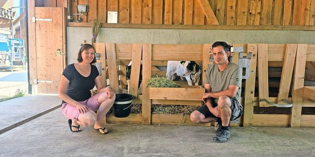 Pia und Ueli Gfeller vor den Zweierbuchten der Jüngsten. Der Landwirt plant, wenn immer möglich, aus eigener Hand und baut auch viel selbst.