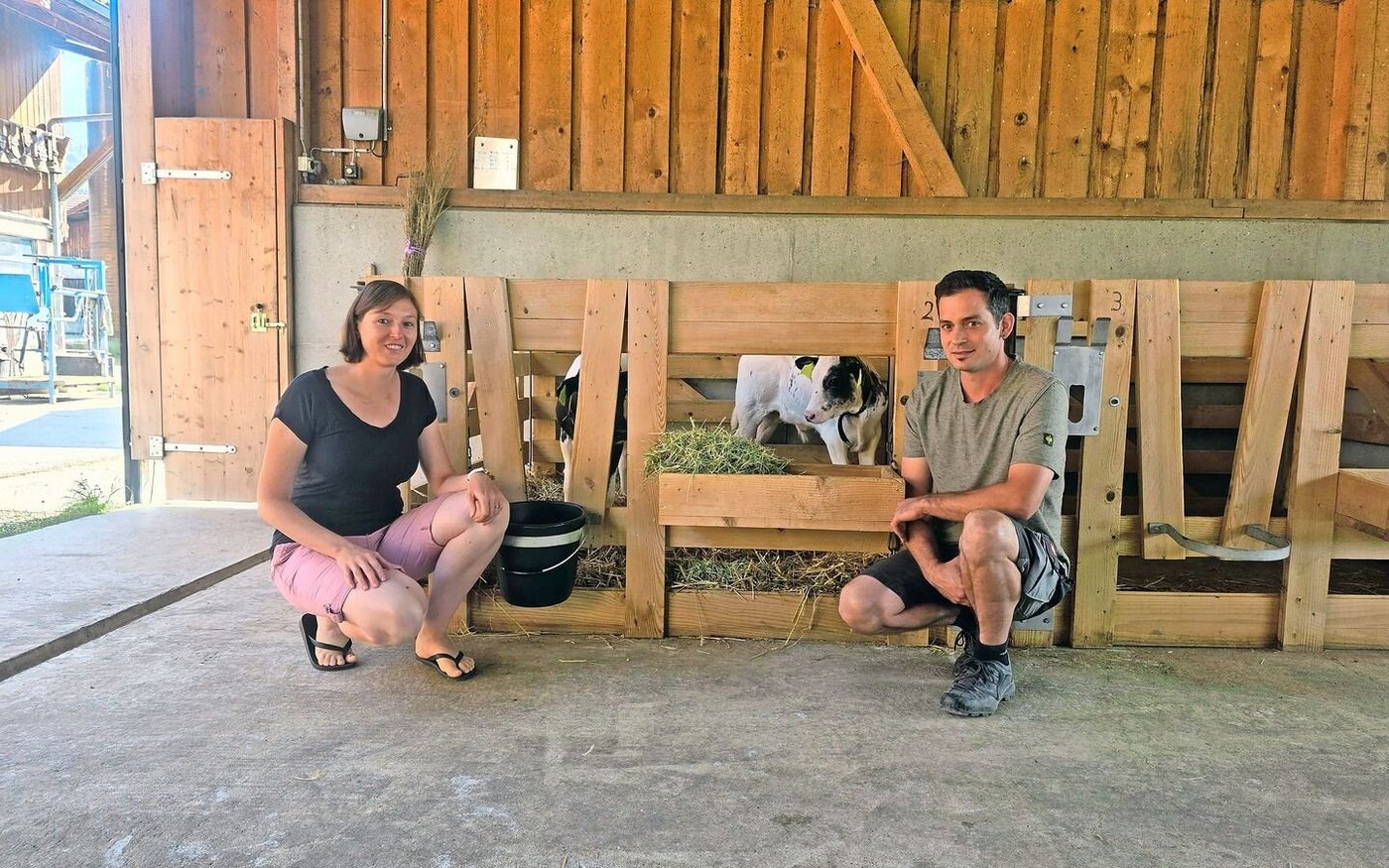 Pia und Ueli Gfeller vor den Zweierbuchten der Jüngsten. Der Landwirt plant, wenn immer möglich, aus eigener Hand und baut auch viel selbst.