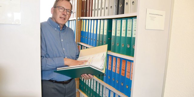 Jede Käserei-Fusion wurde akribisch festgehalten. «Dabei reichte oft ein Ordner nicht», sagt Ernst Schweizer und blättert im Archiv.(Bild Peter Fankhauser)