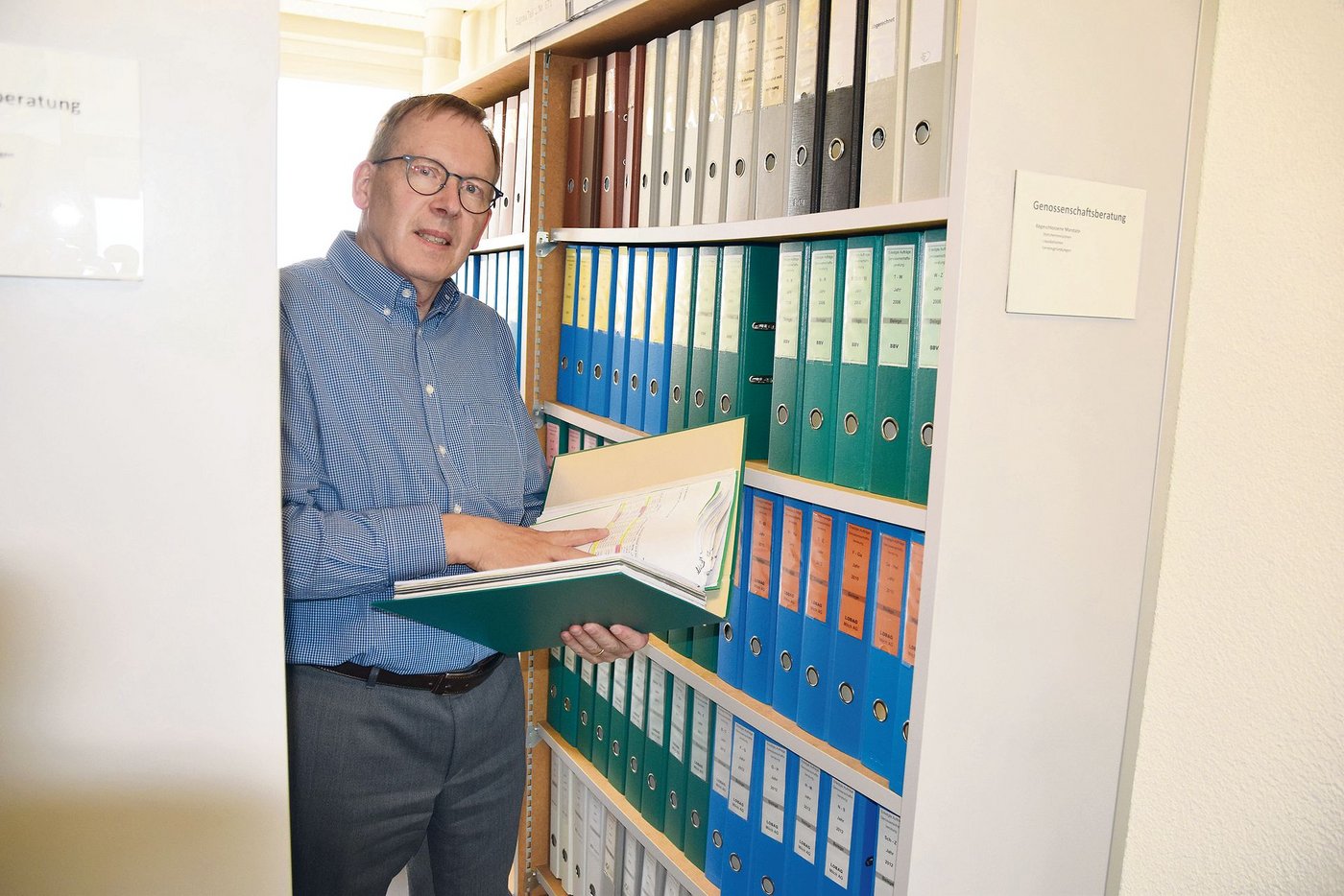 Jede Käserei-Fusion wurde akribisch festgehalten. «Dabei reichte oft ein Ordner nicht», sagt Ernst Schweizer und blättert im Archiv.(Bild Peter Fankhauser)