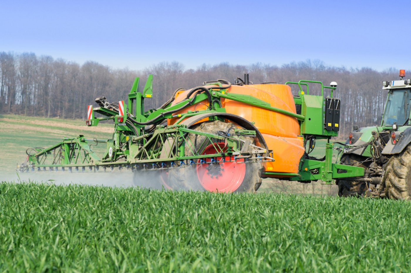 Der Agrarchemie- und Pharmakonzern Bayer und der Chemieriese BASF sind ein weiteres Mal unter Druck. (Symbolbild)