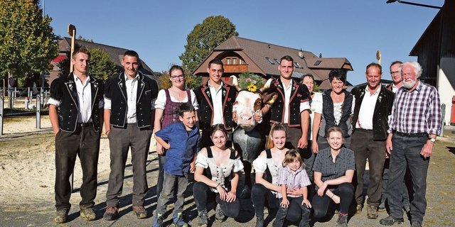 Die Familie Dürrenmatt und ihr Anhang: Für die Viehschau werden viele fleissige Helferinnen und Helfer gebraucht.