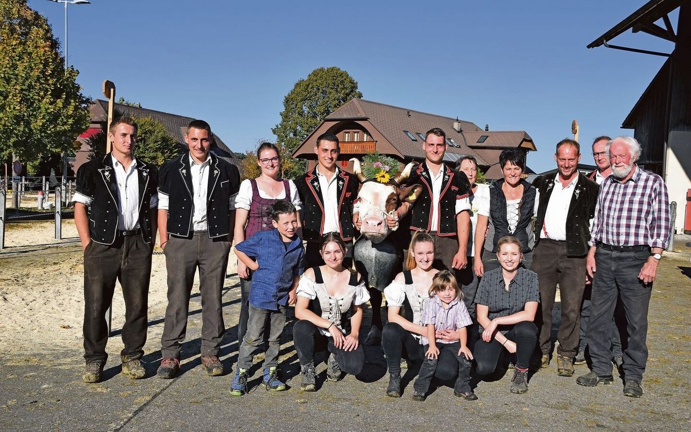 Die Familie Dürrenmatt und ihr Anhang: Für die Viehschau werden viele fleissige Helferinnen und Helfer gebraucht.