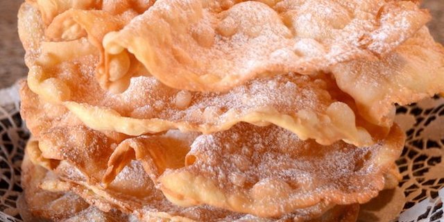 Zutaten und Hilfsmittel braucht es keine speziellen, die Zubereitung der Fasnachtschüechli ist reine Übungssache. (Bild ag)