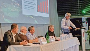 IP-Suisse-CEO Christ IP-Suisse-CEO Christophe Eggenschwiler (1. v. r.) und Präsident Andreas Stalder (2. v. r.) befürchten, dass die Inflation den Druck auf die Natur erhöht.