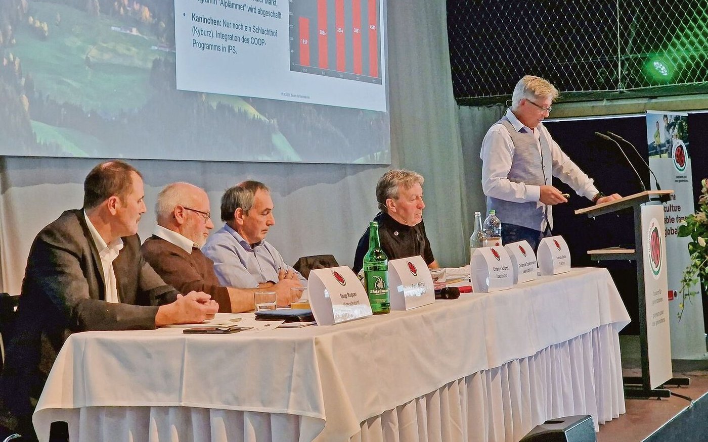 IP-Suisse-CEO Christophe Eggenschwiler (1. v. r.) und Präsident Andreas Stalder (2. v. r.) befürchten, dass die Inflation den Druck auf die Natur erhöht. 