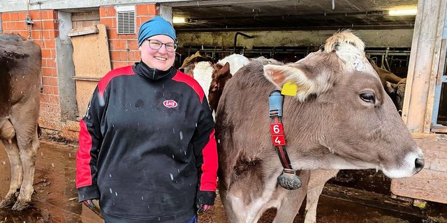 Neben ihrer Tätigkeit als Lehrerin am Strickhof bewirtschaftet Tamara Bieri einen Biomilchwirtschaftsbetrieb, den sie vor vier Jahren von ihren Eltern übernommen hat.