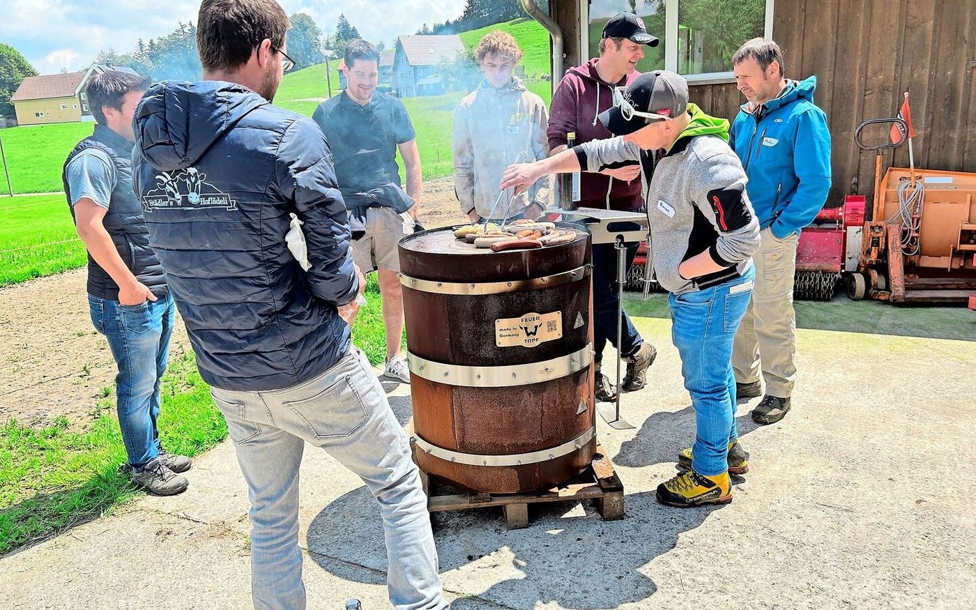 An der Sommertagung der IG Weidemilch nimmt jeder seine Wurst selbst mit. Grilliert wird gemeinsam. Das fördert den zwanglosen Erfahrungsaustausch. 