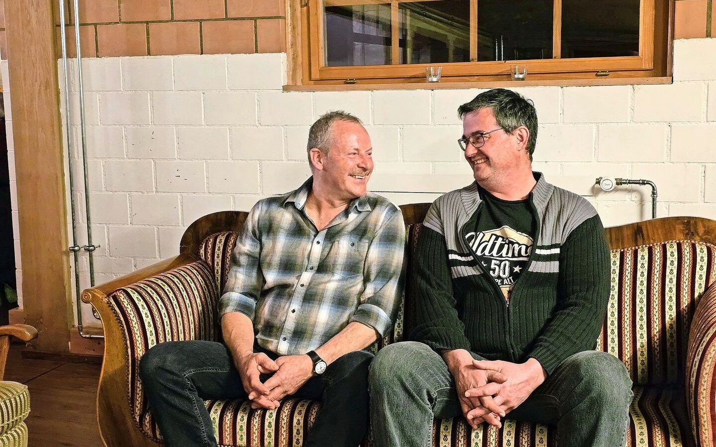 Der Alte und der Neue: Peter Tschanz (links) übergibt das Präsidium an Hansruedi Mast.