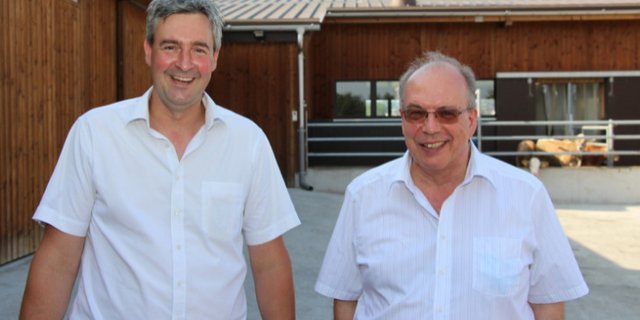 Der Präsident Christian Glur von Swiss Beef Mittelland freut sich mit Thomas Jäggi, Sekretär von Swiss Beef CH, über das «50 +1»- Jubiläum. (Bild Hans Rüssli)
