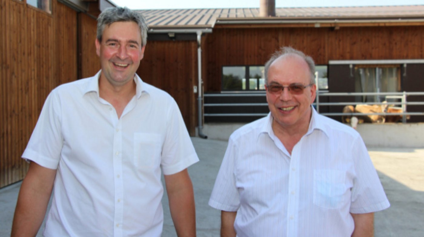 Der Präsident Christian Glur von Swiss Beef Mittelland freut sich mit Thomas Jäggi, Sekretär von Swiss Beef CH, über das «50 +1»- Jubiläum. (Bild Hans Rüssli)