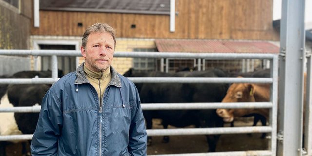 Christian Schütz macht gute Erfahrungen mit  zugekaufter Pflanzenkohle. Die genaue Wirkung will er weiter beobachten. 