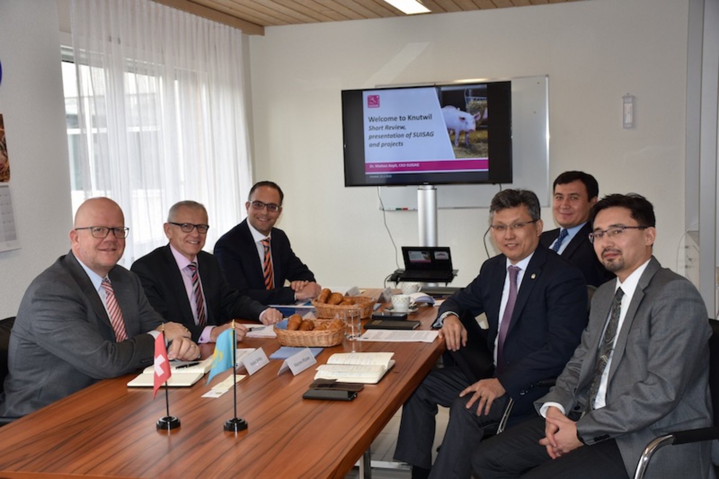 Die kasachische und die Schweizer Delegation tauschten sich bei Suisag in Knutwil LU über die Schweineproduktion aus. (Bild zVg)