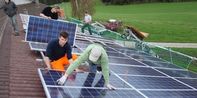 Die Schweiz hat zwar die Stromproduktion aus Sonne und Wind in den letzten vier Jahren mehr als verfünffacht - trotzdem landet sie europaweit beim Strom aus erneuerbaren Energien auf dem zweitletzten Platz. (Bild: BauZ)