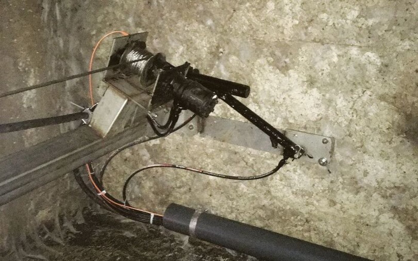 Die Aufhängung des Güllerührwerks an der Decke des Güllelochs.