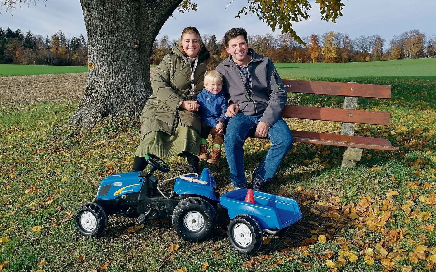 Inge und Heinz Koblet mit Söhnchen Jan (2). Auf dieser Bank haben sie sich das erste Mal getroffen, begleitet von Kameras.