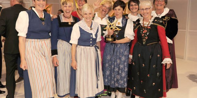 Farbenfroher Auftritt: Die bisherigen Siegerinnen der "Landfrauenküche" Priska Abegg, Brigitte Bürgi, Ruth Breitenmoser, Annemarie Eberle, Romana Zumbühl, Esther Kempf, Kathrin Sprecher, Iris Riatsch und Migga Falett (v.l.n.r.). (Bild pd)