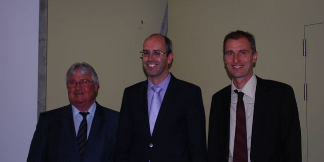 Begrüssten Lukas Barth (Mitte) als neues Vorstandsmitglied in der Branchenorganisation Milch: Präsident Markus Zemp (links) und Geschäftsführer Stefan Kohler (rechts). (Bild Julia Schwery)