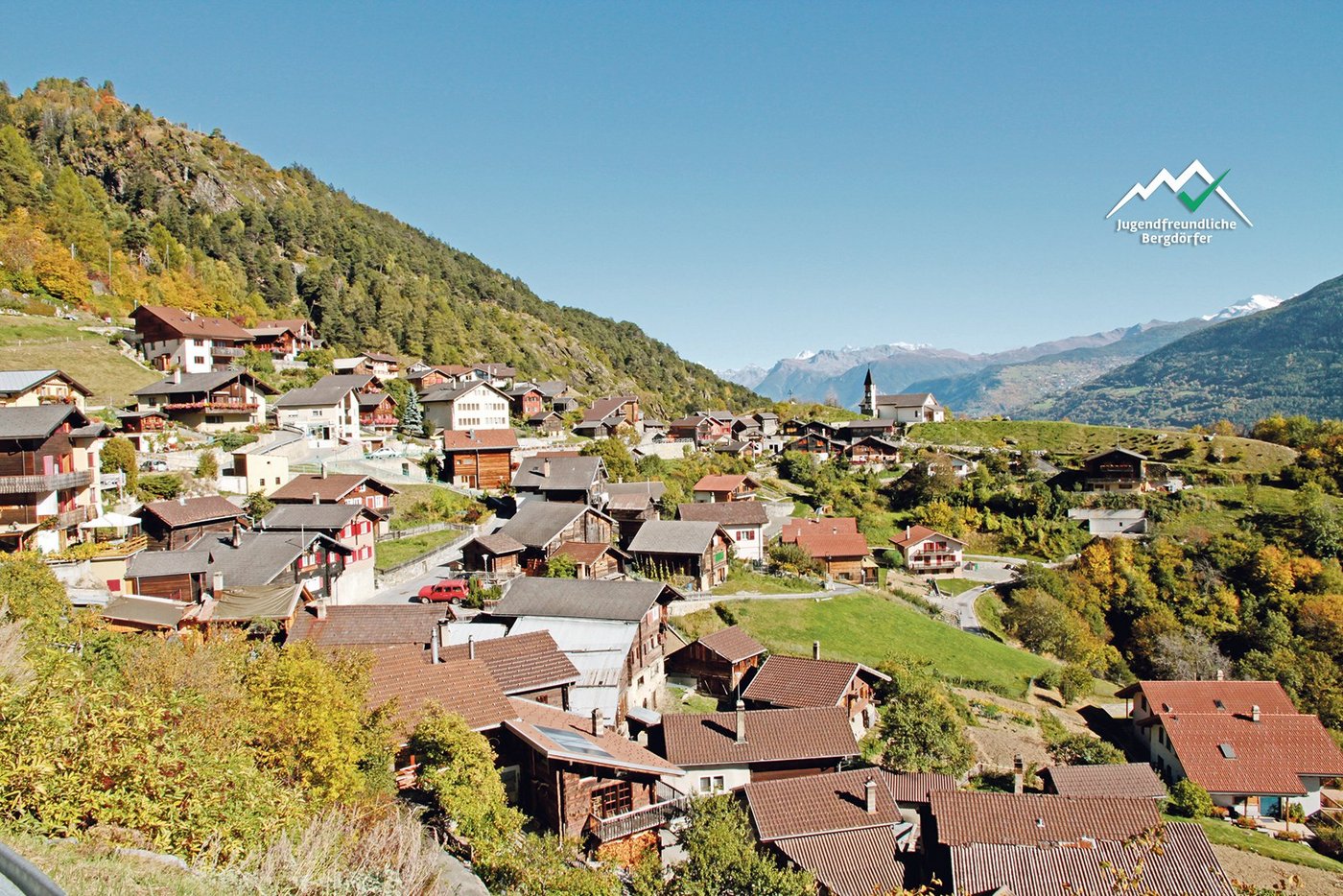Auf einer Sonnenterrasse über dem bekannten Walliser Dorf Gampel liegt das Bergdörfchen Bratsch. Trotz der schönen Aussicht bieten sich im Ort für Jugendliche nicht viele Perspektiven. Das Label «Jugendfreundliches Bergdorf» soll das ändern. (Bild Gemeinde Gampel, Montage BauZ)