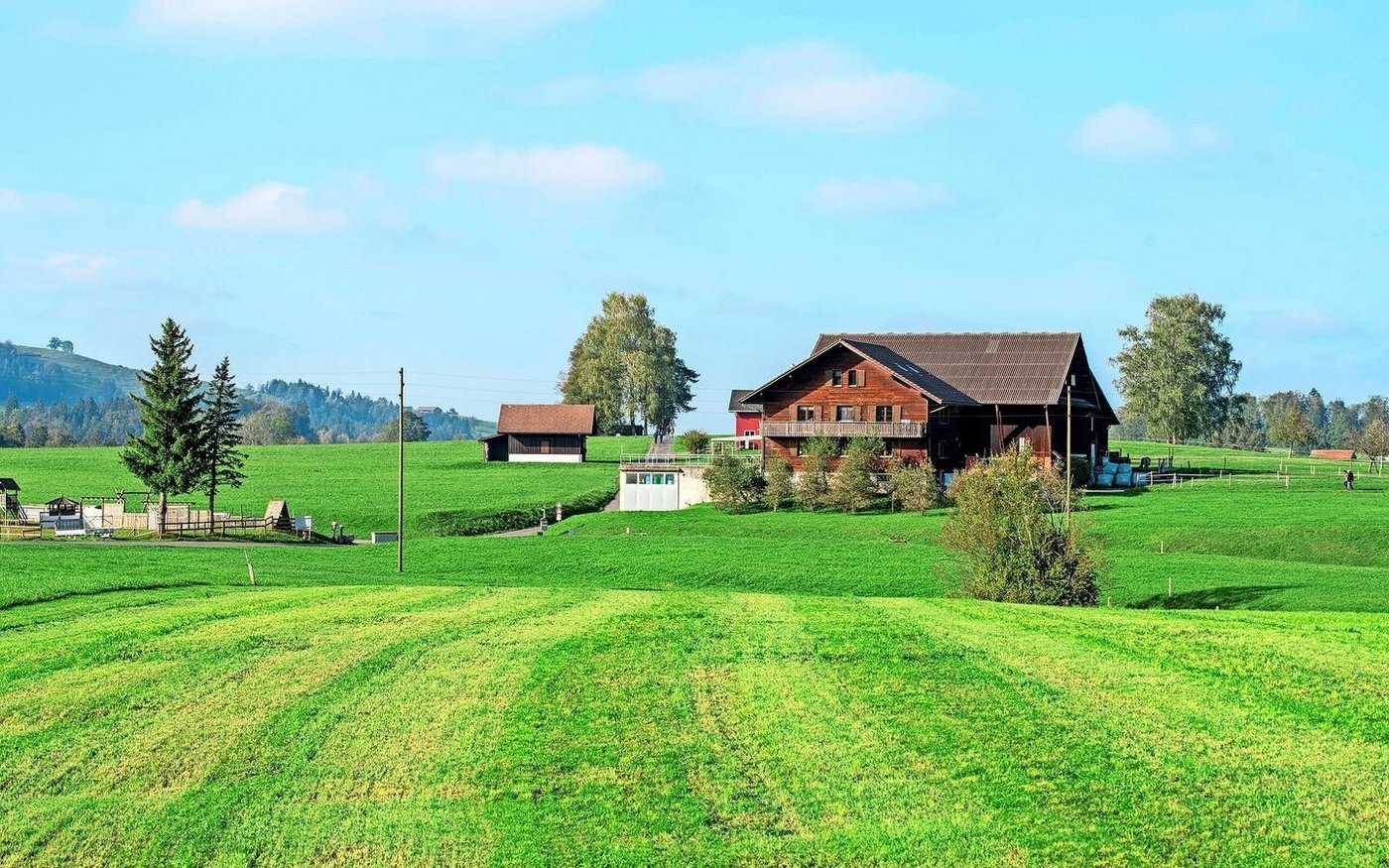 Bei einer Hofübergabe kann der selbstbewirtschaftende Nachfolger das Gewerbe zum Ertragswert übernehmen. Die Grundlagen dafür sind im bäuerlichen Bodenrecht und der Schätzungsanleitung zu finden. Insbesondere bei der Bewertung des Bauernhauses zeichnen sich Veränderungen ab.  