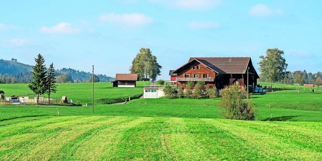 Bei einer Hofübergabe kann der selbstbewirtschaftende Nachfolger das Gewerbe zum Ertragswert übernehmen. Die Grundlagen dafür sind im bäuerlichen Bodenrecht und der Schätzungsanleitung zu finden. Insbesondere bei der Bewertung des Bauernhauses zeichnen sich Veränderungen ab.  