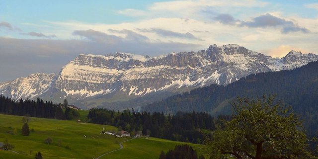 Eggiwil ist geprägt von der Landschaft unter der Schrattenfluh: Der höchste Punkt der Gemeinde liegt mit über 1400 m ü. M. doppelt so hoch wie das Dorf.