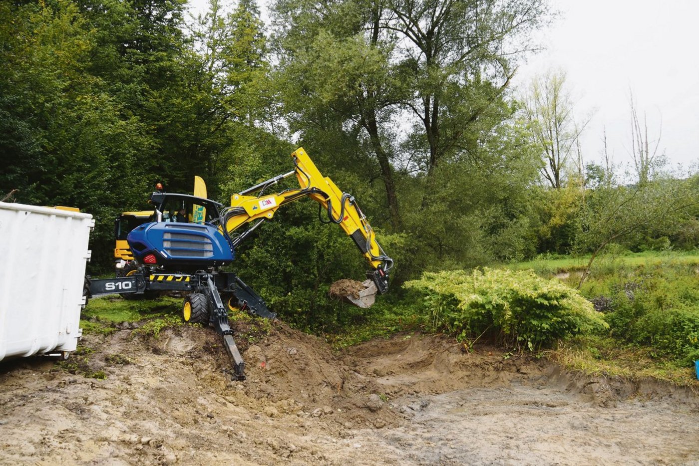 Das Bild aus dem Jahr 2017 zeigt die Bekämpfung des Japanknöterichs im Repischtal (rechts im Bild). Dieser vermehrt sich über ein umfangreiches Netz von Wurzeln und Rhizomen. Entsprechend aufwendig ist die Bekämpfung.(Bild Christian Weber)