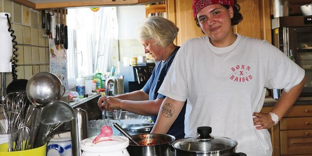 Kochen gehört zu Elisas Arbeitsfeldern. Mit Bäuerin Helena Wettstein (links) ist sie in der Obhut einer erfahrenen Ausbildnerin. 