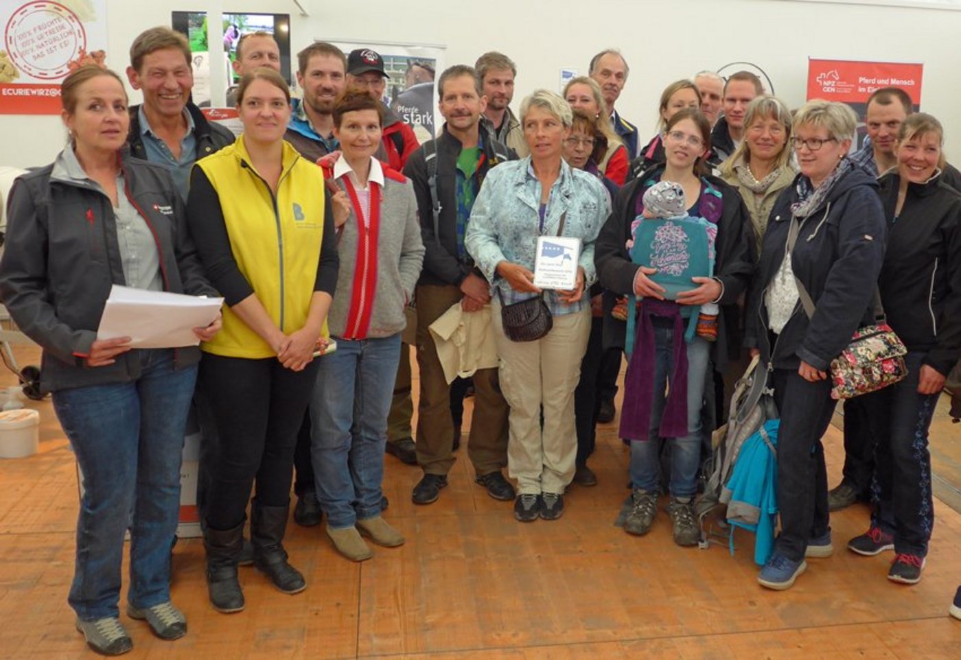 Die Ausgezeichneten mit den Expertinnen und Vertretern der Trägerorganisationen an der "Pferd". (Bilder akr)
